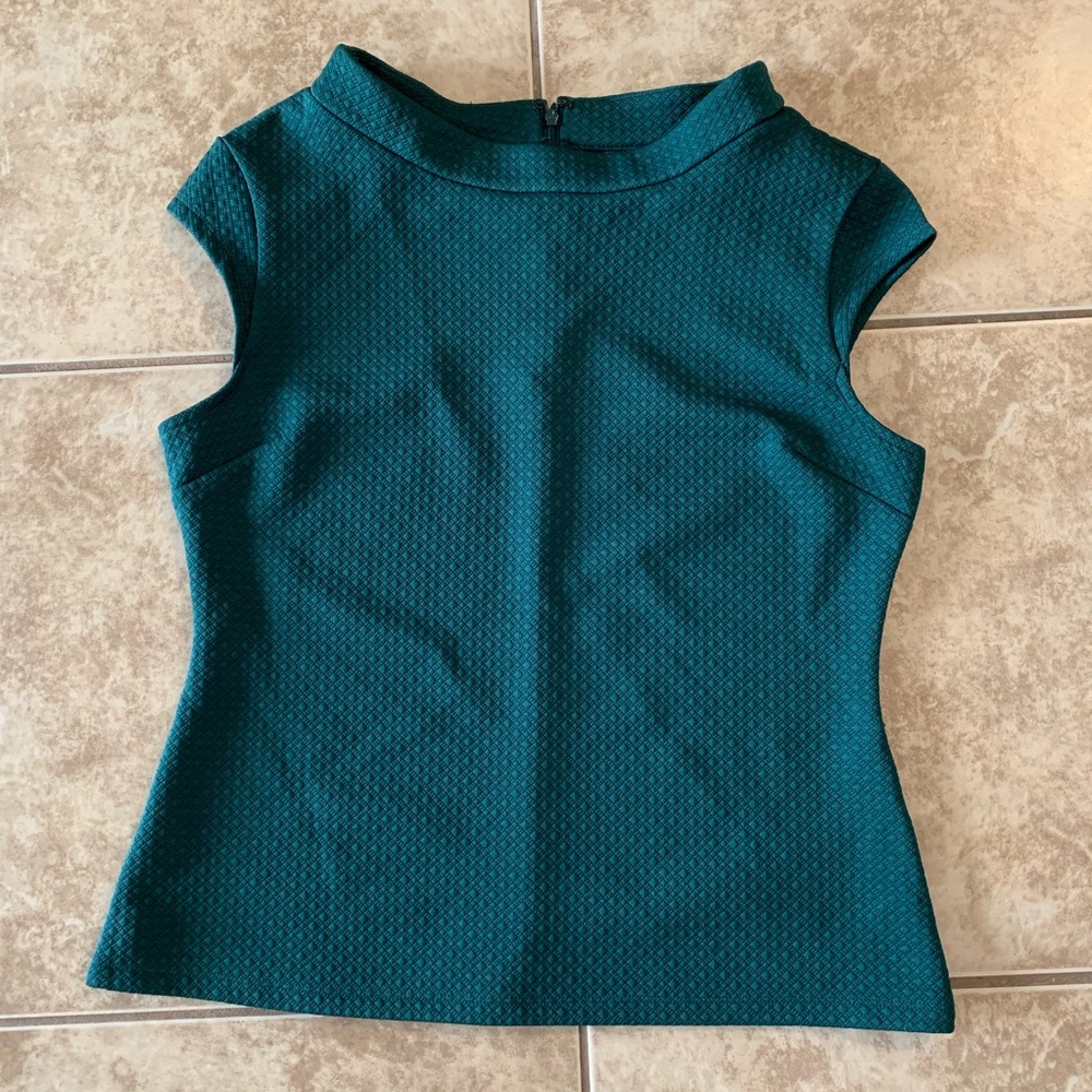 Women’s New York & Company top. Size M